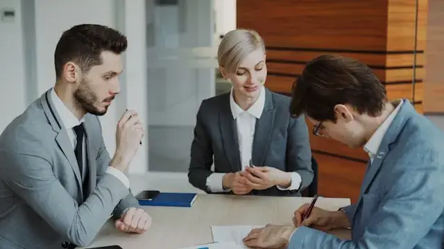 firmando acuerdo de desarrollo de una sociedad